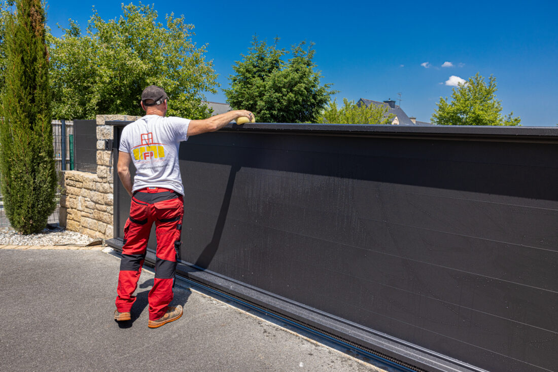 Comment nettoyer un portail en aluminium ? Guide entretien facile