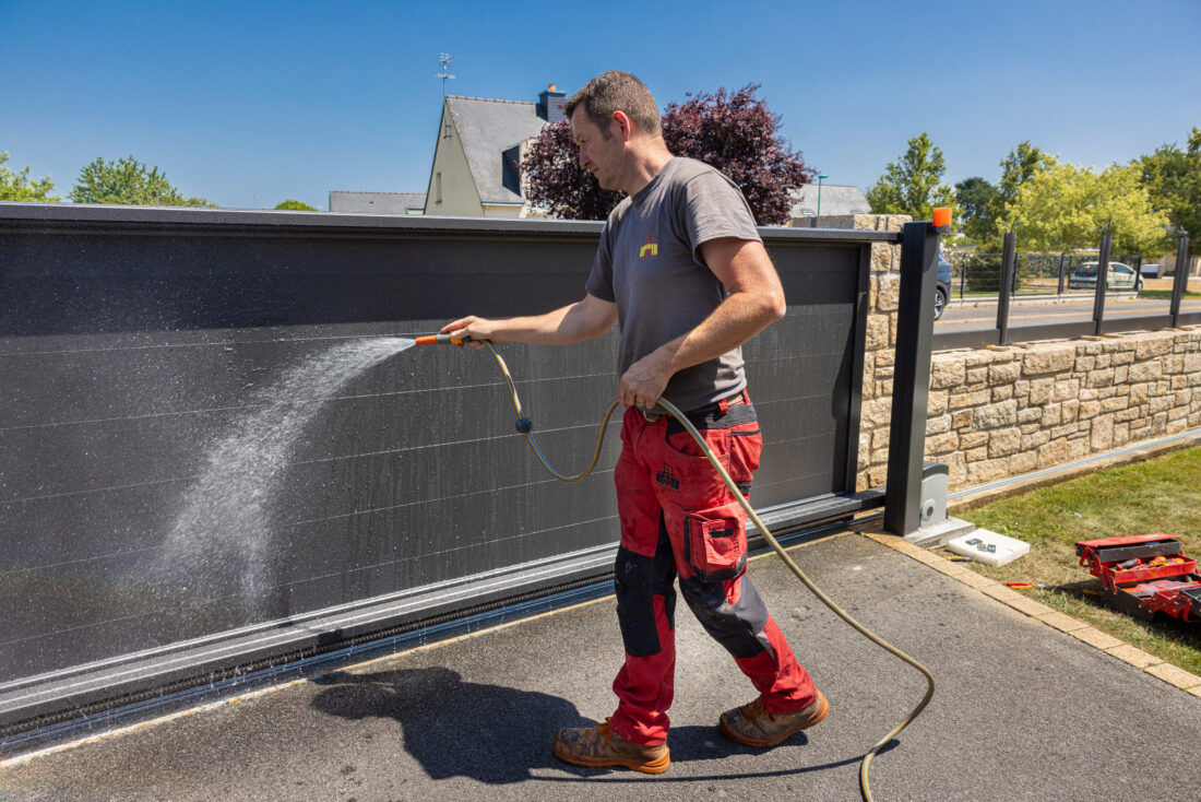Comment nettoyer un portail en aluminium ? Guide entretien facile